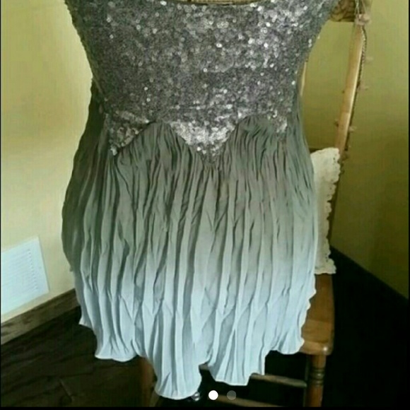 *****SOLD LOCAL*******Women's Gimmicks sequence - Picture 3 of 4