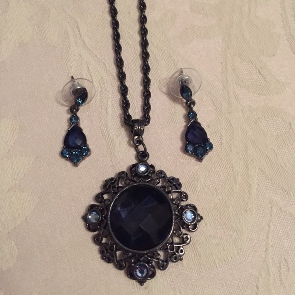 Gorgeous necklace and earrings set