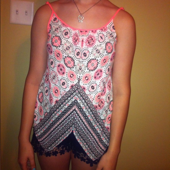 Bright Print Tank!🎀 - Picture 2 of 3