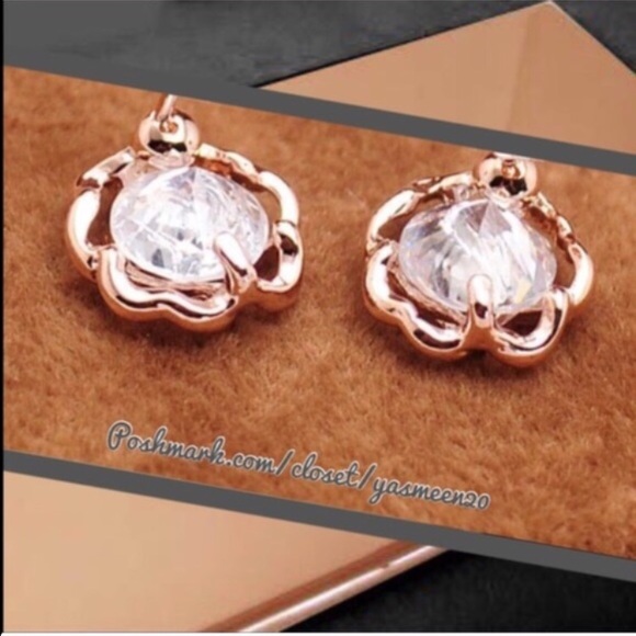 New Rose Gold Flower Earrings 🌟 - Picture 2 of 2