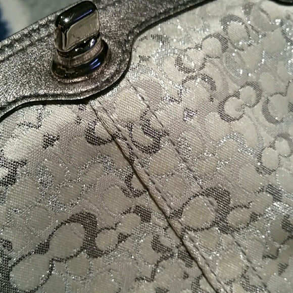 Authentic Coach Logo Large Wristlet - Picture 4 of 4