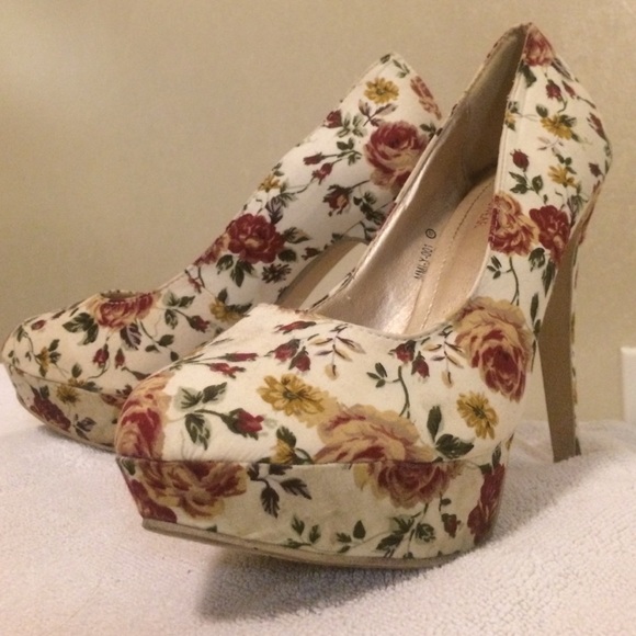 Floral Print pumps!