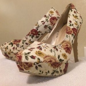 Floral Print pumps!