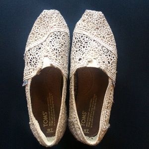 Cream lace TOMS shoes