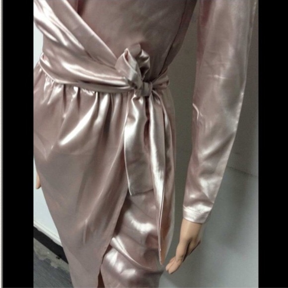 ⬇️TorysTimelessTreasures/Pink SATIN Maxi or Duster - Picture 3 of 4
