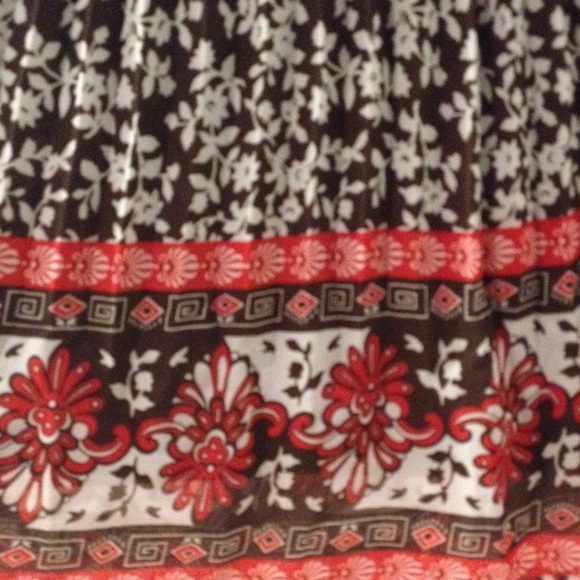 Pleated skirt, size Medium - Picture 2 of 2