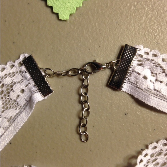 White Lacy Choker - Picture 3 of 3