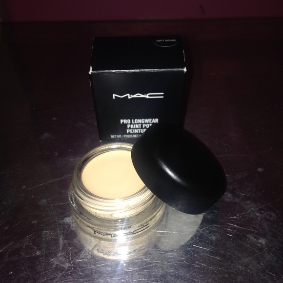 MAC paint pot 'soft ochre'
