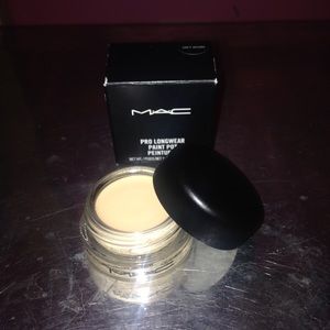 MAC paint pot 'soft ochre'