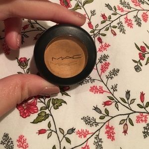 MAC studio finish concealer in NC42