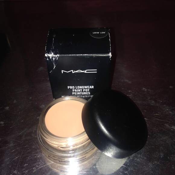 MAC paint pot 'layin low'