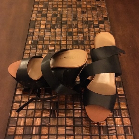 Black runway heels - Picture 1 of 4