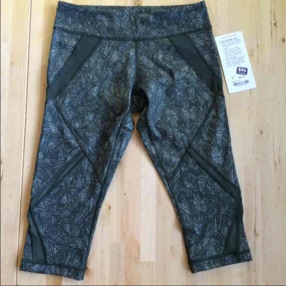 (SOLD)Cool to Street Crop Lululemon leggings - Picture 2 of 4