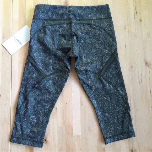 (SOLD)Cool to Street Crop Lululemon leggings - Picture 3 of 4