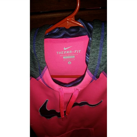 NIKE therma-fit