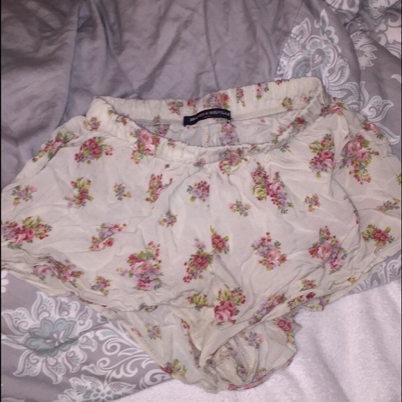 Brandy Melville floral flawy shorts
