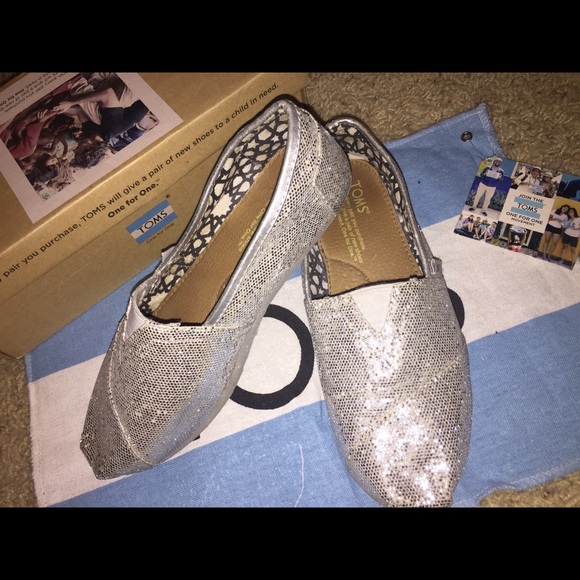 *SOLD!!!* TOMS classic silver glitter slip on 6.0