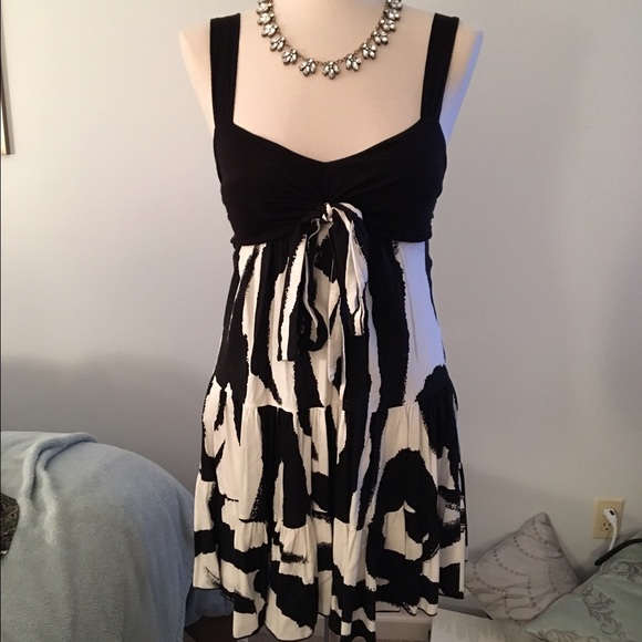 Forever 21 Dresses & Skirts - Black printed dress