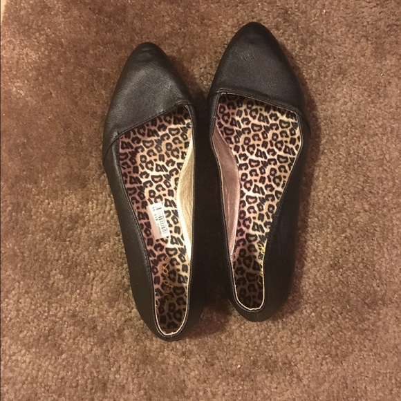 Pointy black flats