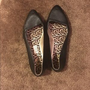 Pointy black flats
