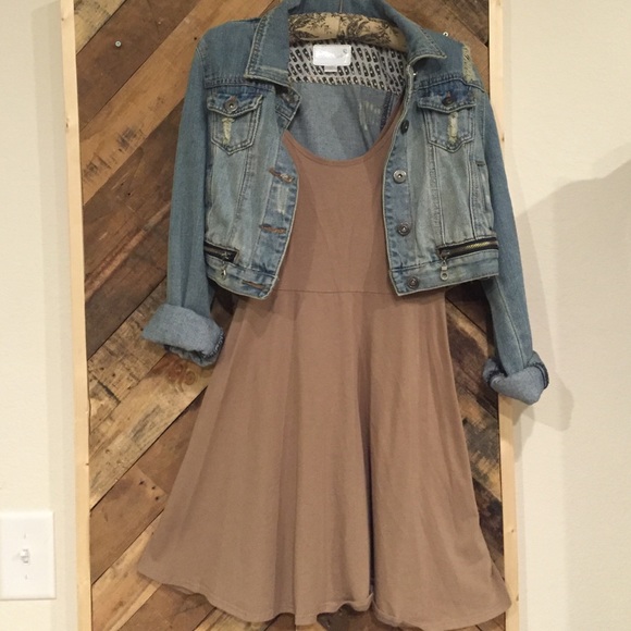 🎀 Outfit bundle! Tan dress w/ jean jacket
