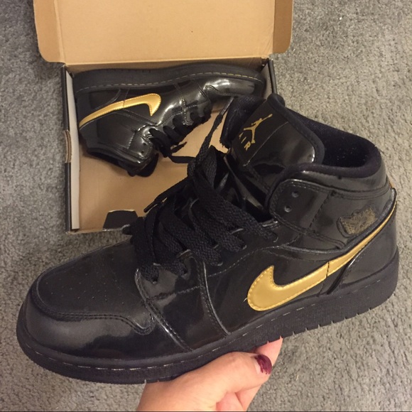 Barely worn, fit women’s 8 💅🏻 Rare