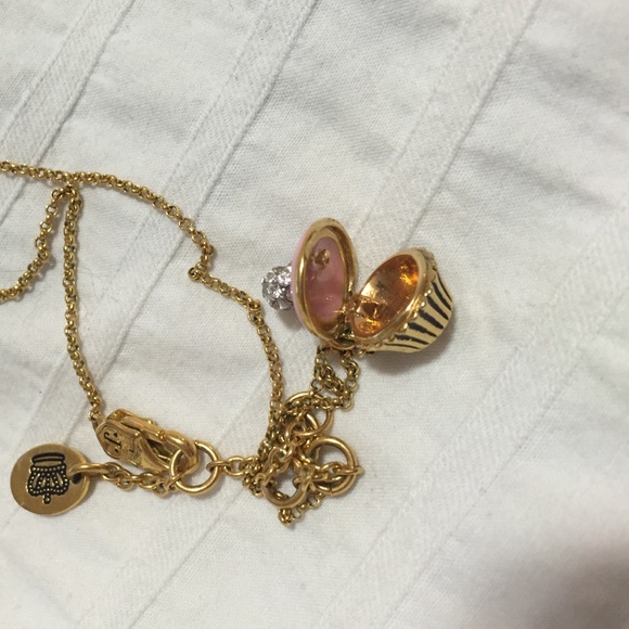 Juicy pink cupcake gold necklace - Picture 3 of 4