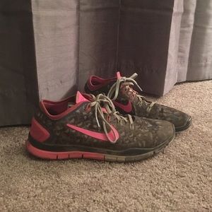 Nike free camo shoes