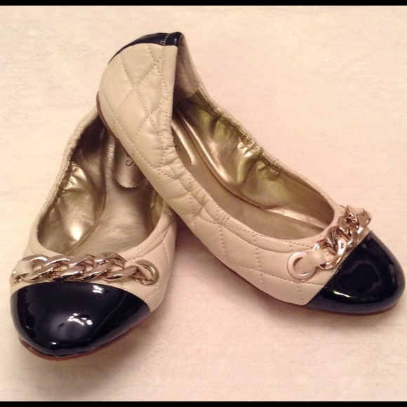 🔴SOLD🔴Guess Leather Black & Cream Quilted Flats - Picture 2 of 4