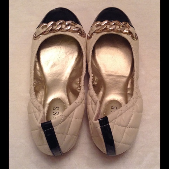🔴SOLD🔴Guess Leather Black & Cream Quilted Flats - Picture 3 of 4