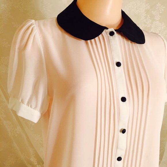 Small white blouse w/black collar FINAL CLEARANCE - Picture 2 of 4