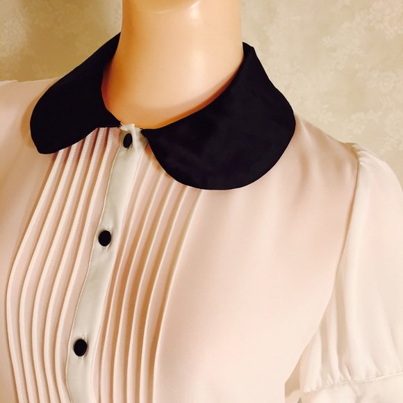 Small white blouse w/black collar FINAL CLEARANCE - Picture 3 of 4