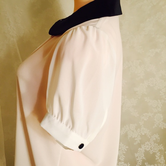 Small white blouse w/black collar FINAL CLEARANCE - Picture 4 of 4