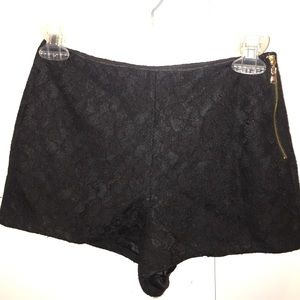Mid rise black laced shorts!
