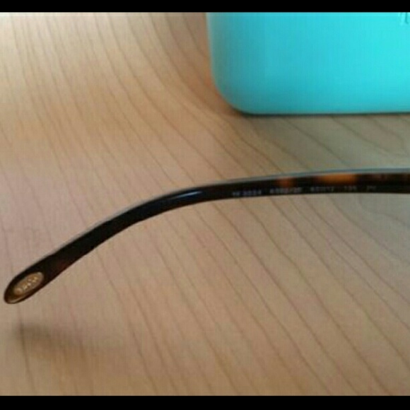 🚫SOLD🚫NEW Tiffany Aviator Sunglasses Lock Detail - Picture 3 of 4