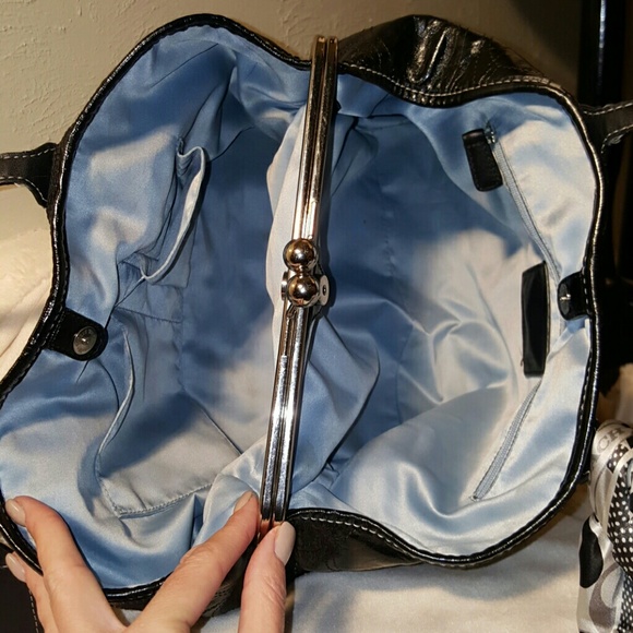 ❤SOLD❤Coach Black purse w/Baby Blue lining - Picture 4 of 4