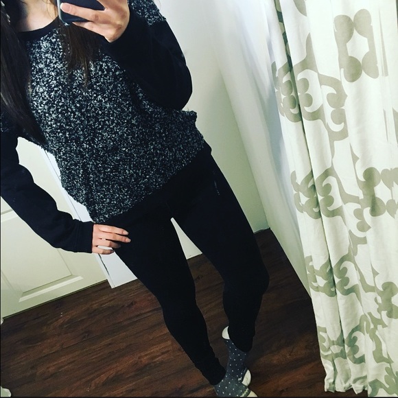 ✨ 6 for 15 sale ✨ Forever 21 black gray sweater