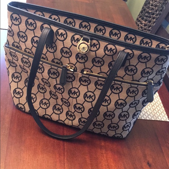 Michael Kors hand bag. Like new.