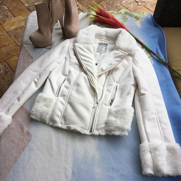 CLOSET CLOSED FOR SUMMER - Picture 3 of 3