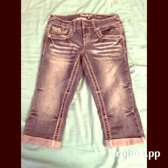 ❌SOLD❌Amethyst cropped distressed jeans size 3
