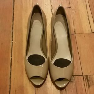 Cole haan nude pattened leather heels size 9