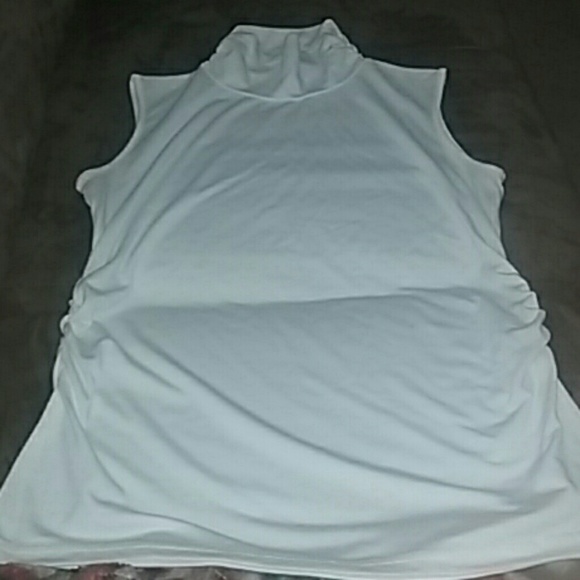 Pretty white sleeveless tunic