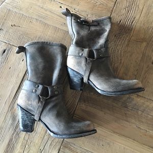 Boots with buckle