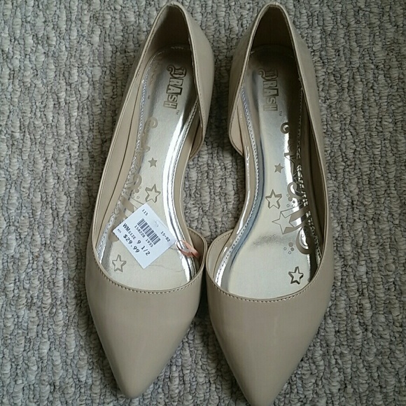 Nude pointed flats