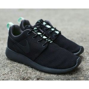 NWOT Women's Roshe Run