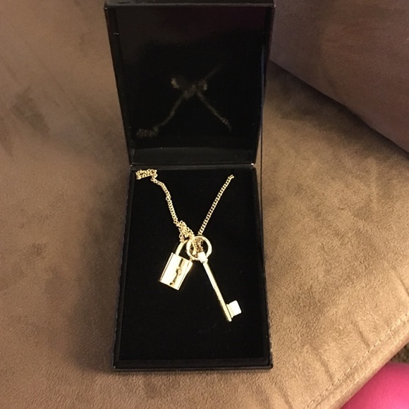 Vs necklace