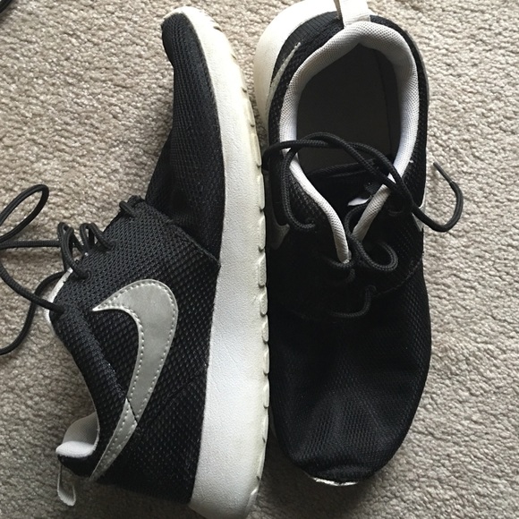 Black,White, Silver Swoosh Roshes Nike