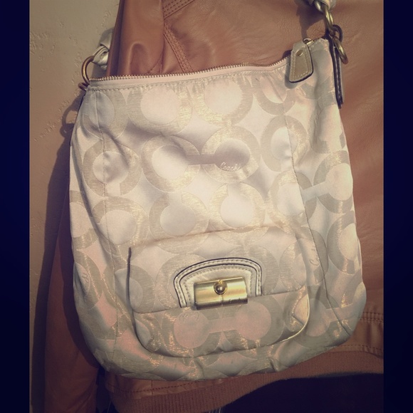 Coach Handbags - 💟Authentic coach purse with salmon color interior