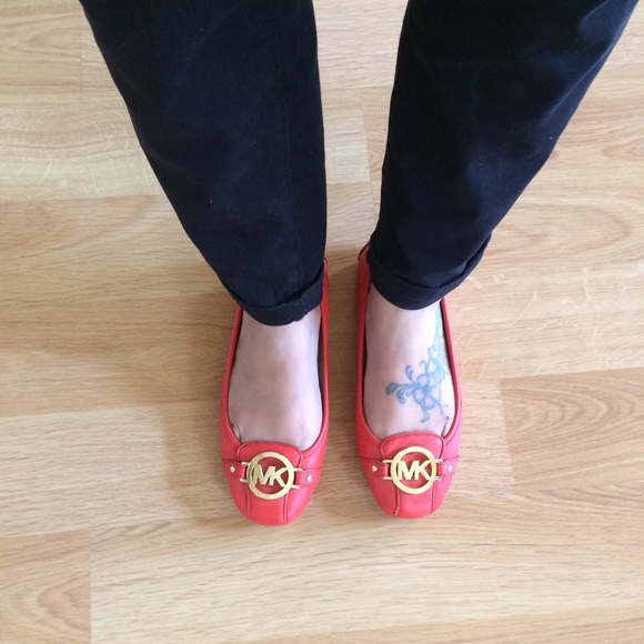 MICHAEL KORS red leather flats