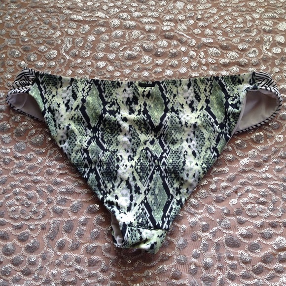 Volcom bottoms - Picture 2 of 2